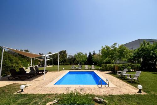 una piscina en medio de un patio en Masseria Pitanni, en Gallipoli