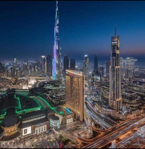 uma vista de uma cidade à noite com tráfego em Welcome Hostel em Dubai