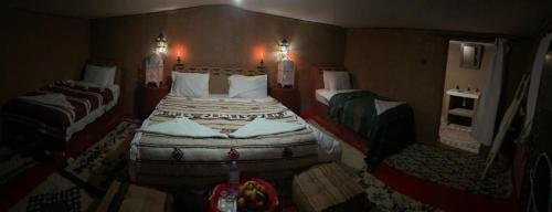 Chegaga Luxury Camp tesisinde bir odada yatak veya yataklar