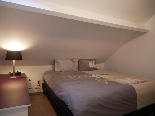 een slaapkamer met een groot bed in een kamer bij Seastar in Bredene