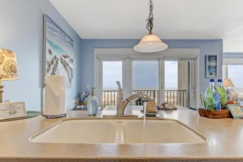 w kuchni z umywalką i oknem w obiekcie Oceanfront Retreat with a Remarkable View. NEW! w mieście Fernandina Beach