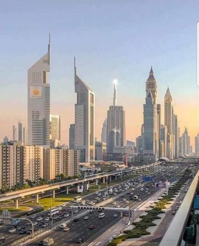 uma auto-estrada movimentada numa grande cidade com tráfego em Welcome Hostel no Dubai