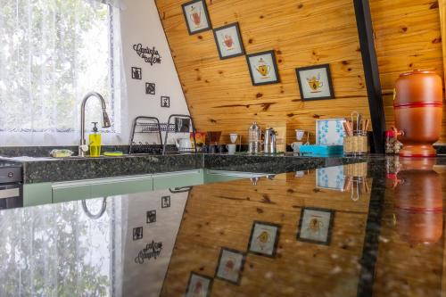 a kitchen with a counter top and a sink at Cabana Serra do Cipó in Riacho Fundo