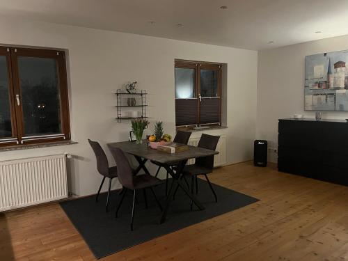 a dining room with a table and chairs in a room at Tritt ein bring Glück herein - Exquisite 75 qm - Messenähe - Parkplatz - Flughafennähe in Düsseldorf
