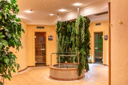 a room with a large plant wall with a tub at Hotel Oberwirt - nahe an Saalbach und Zell am See, Viehhofen Sommercard in Viehhofen