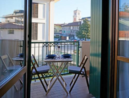 a balcony with a table and chairs on a balcony at Appartamento Confortevole, vicino a CRO e Base USA in Aviano