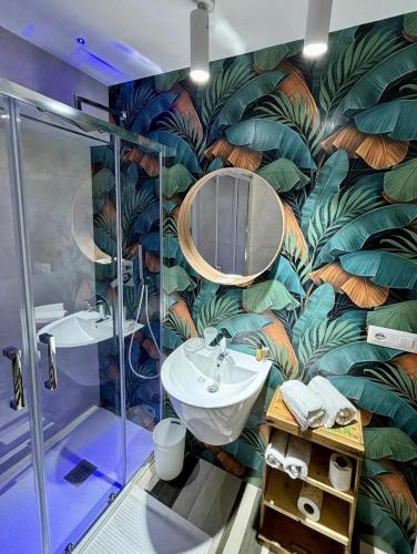 a bathroom with a mural of leaves on the wall at Do Mar in Bisceglie