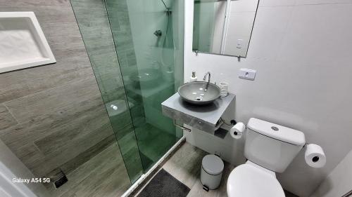 Bilik mandi di Pousada Kekas