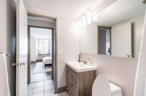 uma casa de banho com um lavatório, um WC e um espelho. em Downtown Hartford Center Bushnell Park New em Hartford