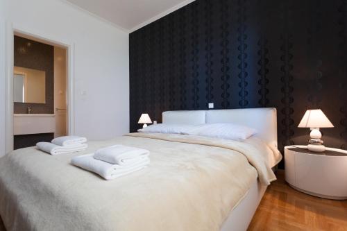 - une chambre avec un grand lit et des serviettes dans l'établissement Luxury Apartments Con Vista, à Dubrovnik