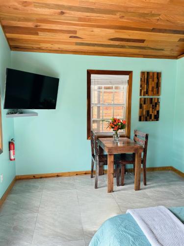 TV a/nebo společenská místnost v ubytování Mangata Villas Adults Only