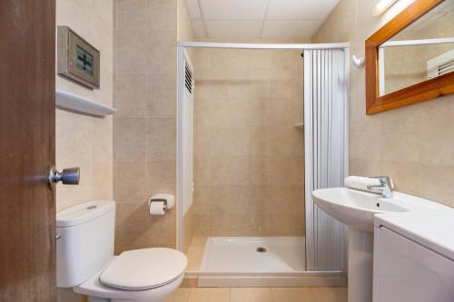 een badkamer met een toilet, een wastafel en een douche bij Apartamento Bilo 302 in Es Pujols
