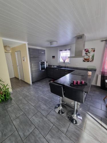 - une grande cuisine avec une table dans une chambre dans l'établissement Le gîte de Cléo, maison spacieuse et paisible., à Metzeral