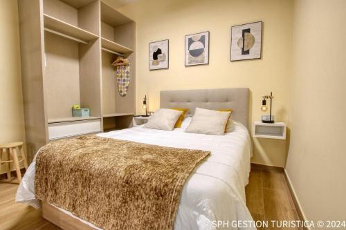 Un dormitorio con una cama grande con una manta. en Igor Home centro de Murcia, en Murcia