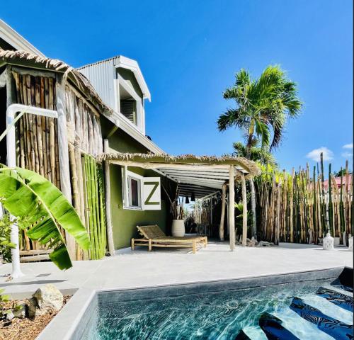 聖弗朗西斯的住宿－Villa Tilanga，一座带游泳池和房子的别墅