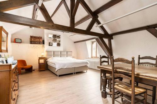 - une chambre avec un lit et une table dans l'établissement Suite Stays Bruges, à Bruges
