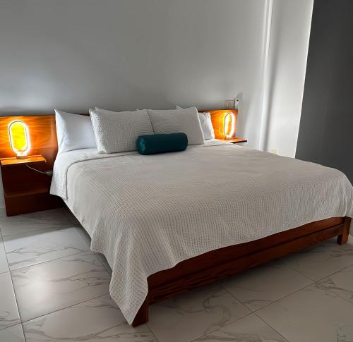 ein Schlafzimmer mit einem Bett mit zwei Lampen in der Unterkunft Las Lomas in San Francisco