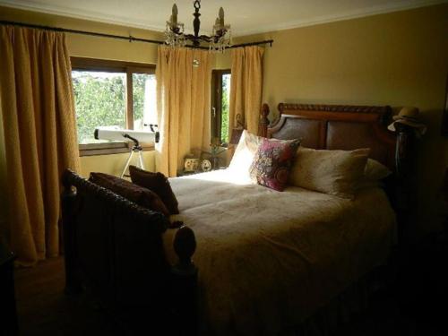 1 dormitorio con cama con almohadas y ventana en Se alquila casa estilo ejecutivo., en Ritoque