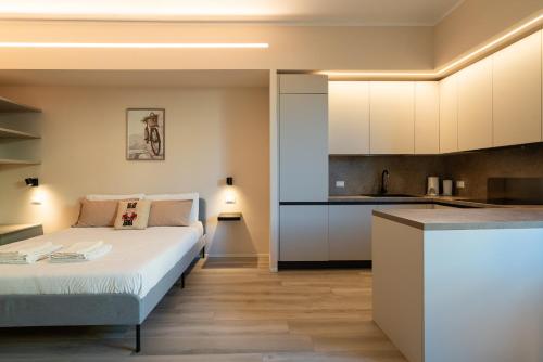 1 Schlafzimmer mit einem Bett und einer Küche in der Unterkunft Palazzo Marsili Serenity in Bologna