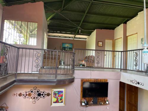 uma sala de estar com uma televisão e uma varanda em Casa para los 4 días de carnavales en Chitré 