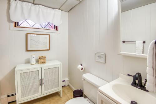 Bilik mandi di Wanderlust Mountain Side Chalet