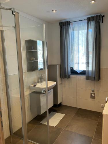 ein Bad mit einem Waschbecken und einer Dusche in der Unterkunft Apart Katja in Längenfeld
