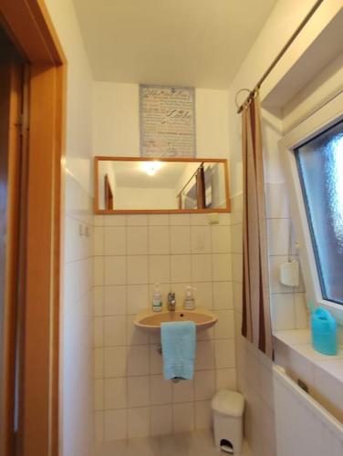 Bilik mandi di Gästewohnung von J&O am Fluss.