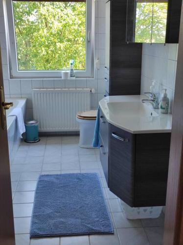 Bilik mandi di Gästewohnung von J&O am Fluss.