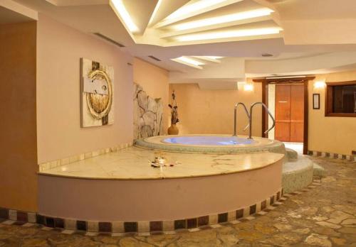 uma grande casa de banho com uma grande banheira num quarto em Monet Business Grade Apartment: ideal for Digital Nomads, MedTourist, Wellness em Belgrado