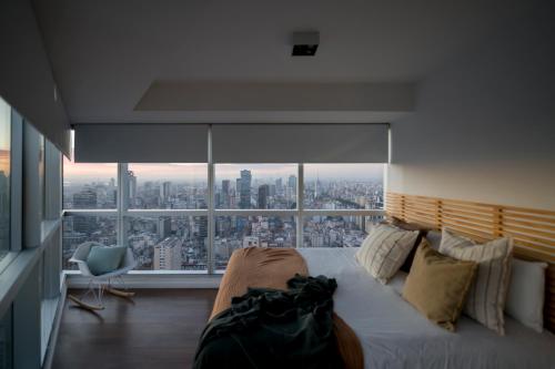 una camera con letto e vista sulla città di Top Rentals Downtown a Buenos Aires