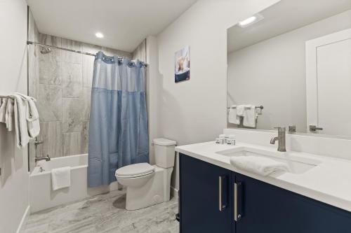 uma casa de banho com um lavatório, um WC e um chuveiro em Upstate NY Lake House em Lake George