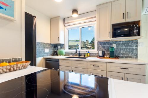 Kjøkken eller kjøkkenkrok på Downtown Mill Valley Modern Cozy Upstairs Apartment in Best San Francisco Bay Area