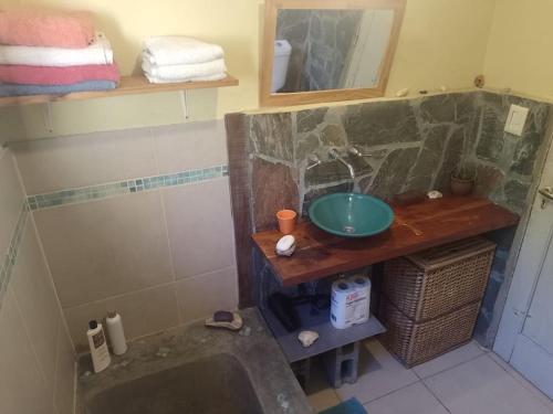 un baño con lavabo y espejo en Casa Buena Vista, en Unquillo