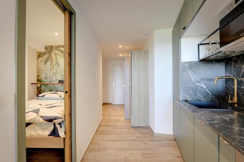 un couloir menant à une chambre avec un lit dans l'établissement Appartement cosy climatisé à 100m des plages, à Gassin