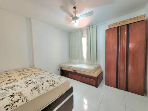 Ένα ή περισσότερα κρεβάτια σε δωμάτιο στο ÓTIMO apartamento perto de tudo