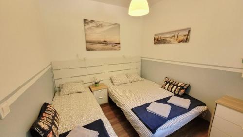 - une chambre avec 2 lits dans l'établissement Silva Całoroczny Apartament na Wyspie Sobieszewskiej, à Gdańsk