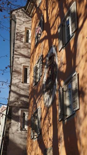 een schaduw van een gebouw met ramen erop bij Altstadt Apartment am Schergentor in Hall in Tirol