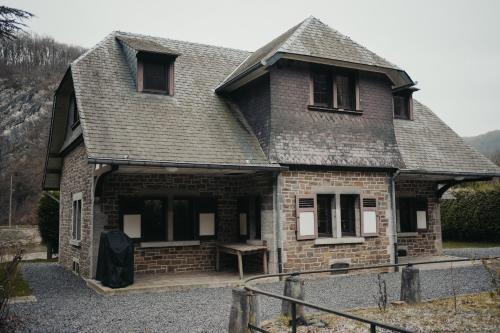 an old house with a bench in front of it at « L’Écluse Simon » in Tilff