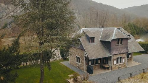an aerial view of a house with a roof at « L’Écluse Simon » in Tilff