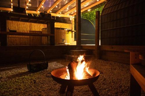 eine Feuerstelle in der Mitte einer Terrasse in der Unterkunft Bonnie Brae - (Luxury Pod) in Portpatrick