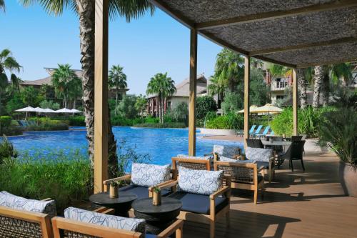 un patio en el complejo con vistas al agua en Lapita, Dubai Parks and Resorts, Autograph Collection en Dubái