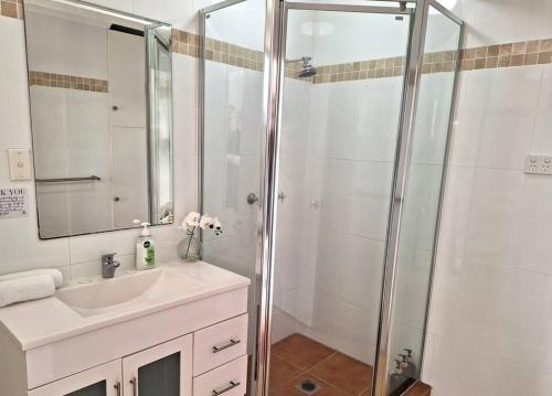 uma casa de banho com um chuveiro e um lavatório. em Isle of Palms 31 em Gold Coast