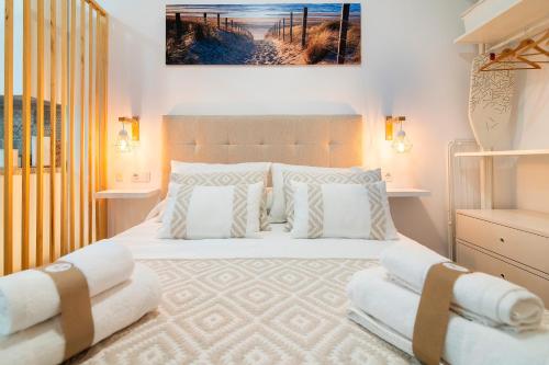ein Schlafzimmer mit einem großen weißen Bett mit zwei Kissen in der Unterkunft Loft Premium Córdoba in Córdoba
