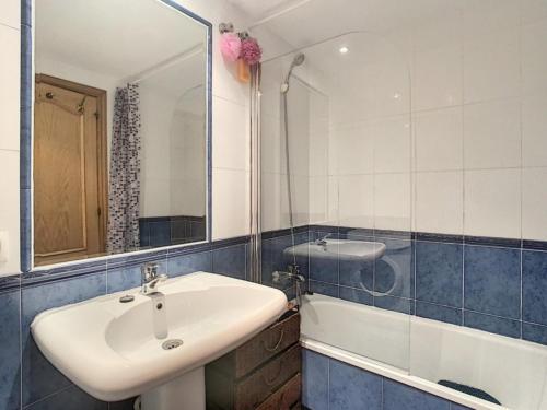 Apartamento Manilva con terraza y piscina
