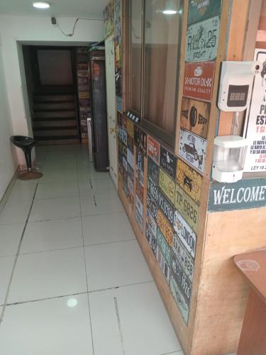 un pasillo de un restaurante con carteles en la pared en Departamentoswilson en Iquique