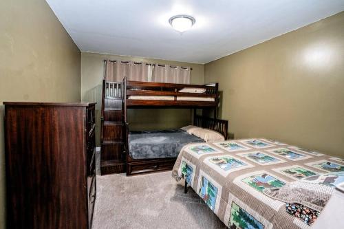 Postel nebo postele na pokoji v ubytování Cozy retreat close to Silver Mountain