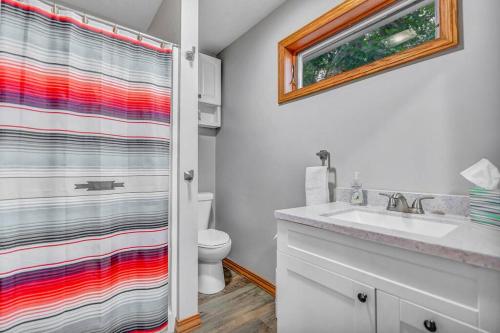 uma casa de banho com um lavatório e uma cortina de chuveiro em Majestic View Sleeps 10 Hot Tub em De Soto