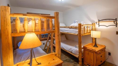 Una cama o camas en una habitación de Snow Creek Cabins by Fernie Lodging Co