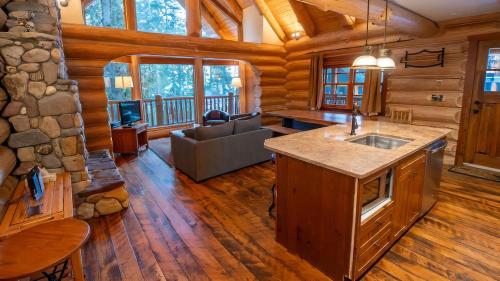 Una cocina o cocineta en Snow Creek Cabins by Fernie Lodging Co