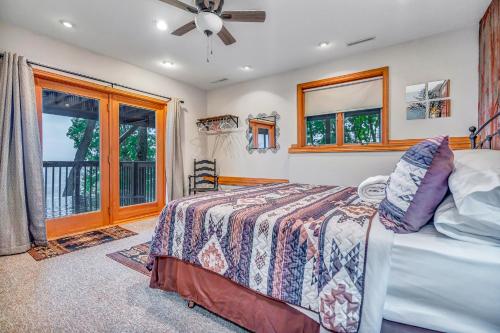 sypialnia z łóżkiem i wentylatorem sufitowym w obiekcie Majestic View Sleeps 10 Hot Tub w mieście De Soto